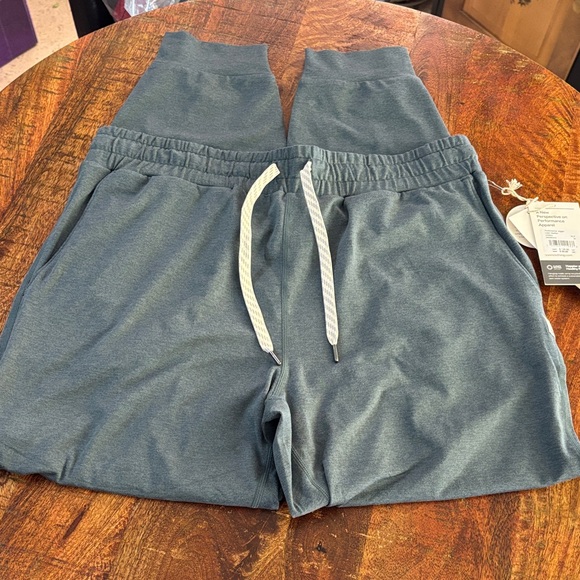NWT Vuori Performance Jogger - Picture 2 of 9